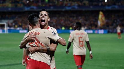 Florian Sotoca laisse exploser sa joie après le but d'Adrien Thomasson avec Lens contre Arsenal en Ligue des champions, le 3 octobre 2023, à Bollaert. (SAMEER AL-DOUMY / AFP)