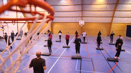 Un cours d'Education Physique et sportive pendant l'épidémie de Covid-19 au collège Villon de Mulhouse, le 7 décembre 2020. (JEAN-FRANCOIS FREY / MAXPPP)