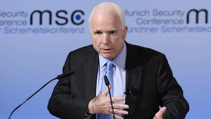 Le sénateur John McCain, le 17 février 2017. (THOMAS KIENZLE / AFP)