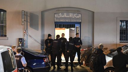 Des policiers devant un centre islamique à Zurich (Suisse) peu après une fusillade qui a fait trois blessés, le 19 décembre 2016. (ENNIO LEANZA / AP / SIPA)