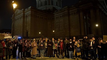 Un rassemblement en mémoire des 100e et 101e victimes de féminicides en France depuis le début de l'année, mardi 16 novembre 2021 à Paris. (JULIEN DE ROSA / AFP)