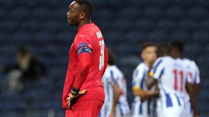 Le désarroi de Steve Mandanda face à Porto. (ESTELA SILVA / LUSA)