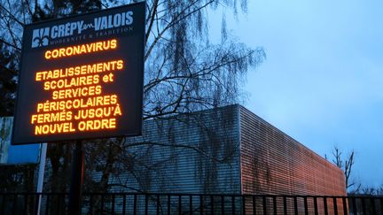 Tableau d'affichage devant le lycée Jean de la Fontaine à Crépy-en-Valois (Oise), le 2 mars 2020. (FRANCOIS NASCIMBENI / AFP)