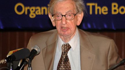 L'&eacute;minent historien britannique&nbsp;Eric Hobsbawm, le 17 d&eacute;cembre 2004 &agrave; New Delhi (Inde). Il est mort le 1er octobre 2012. (EYEPRESS NEWS / AFP)