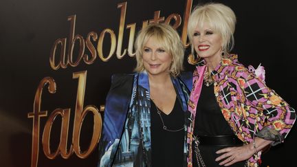 Jennifer Saunders (Edina) à gauche, et Joanna Lumley (Patsy) à droite, ci-contre à New York, en 2016, lors de la sortie du film&nbsp;'Absolutely Fabulous: The Movie', inspiré de la série éponyme.&nbsp; (JOHN ANGELILLO / MAXPPP)