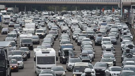 &nbsp; (Les premiers bouchons ont commencé dès vendredi soir, comme ici, sur l'A7, dans la vallée du Rhône © MAXPPP)