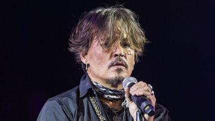 Johnny Depp joue avec les Hollywood Vampires (composé de Johnny Depp, Alice Cooper et Joe Perry) au Celebrity Theatre de Phoenix (Arizona, Etats-Unis), le 14 décembre 2019. (DANIEL KNIGHTON / GETTY IMAGES NORTH AMERICA)