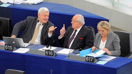 Les eurod&eacute;put&eacute;s FN Bruno Gollnisch, Jean-Marie Le Pen et Marine Le Pen, lors d'une s&eacute;ance au Parlement, le 15 d&eacute;cembre 2010, &agrave; Strasbourg (Bas-Rhin). (FREDERICK FLORIN / AFP)