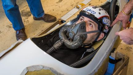 François Pervis installé dans son vélo couché caréné avec son masque relié à l'extérieur qui lui permet de respirer une fois la machine refermée. (FRANCOIS PERVIS)