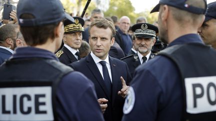 Emmanuel Macron s'est rendu en visite à Lyon, jeudi 28 septembre, pour rencontrer les représentants des forces de l'ordre sur le terrain.&nbsp; (LAURENT CIPRIANI / POOL)