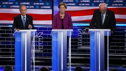 Les candidats à la primaire démocrate Michael Bloomberg, Elizabeth Warren et Joe Biden lors du neuvième débat démocrate, mercredi 19 février 2020 à Las Vegas (Etats-Unis). (MARIO TAMA / GETTY IMAGES NORTH AMERICA / AFP)