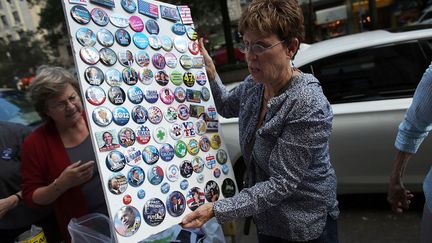 J-27 #TEAMOBAMA Une femme vend des badges &agrave; l'effigie du pr&eacute;sident am&eacute;ricain dans l'Upper East Side &agrave; New York, le 10 octobre 2012. (SPENCER PLATT / GETTY IMAGES / AFP)