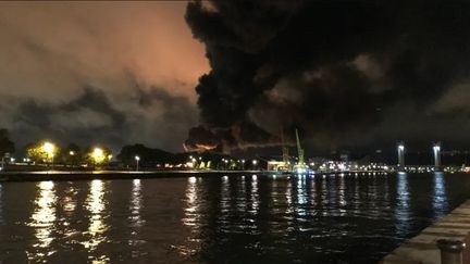 Un incendie s'est déclaré dans une usine de Rouen (Seine-Maritime) le 26 septembre 2019. (RADIO FRANCE)