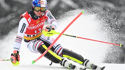 Alexis Pinturault a réalisé une belle opération lors du slalom de Flachau, dimanche 17 janvier 2021. (JOE KLAMAR / AFP)