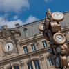 Une scultpure de l'artiste Arman installée devant la gare Saint-Lazare à Paris. (GILLES TARGAT / AFP)