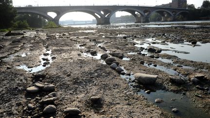 La Garonne, près du pont des Catalans à Toulouse, le 11 septembre 2012. (REMY GABALDA / AFP)