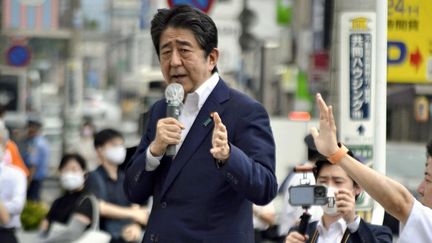 Shinzo Abe lors de son discours à Nara (Japon), le 8 juillet 2022. (KAZUHIKO HIRANO / YOMIURI / AFP)