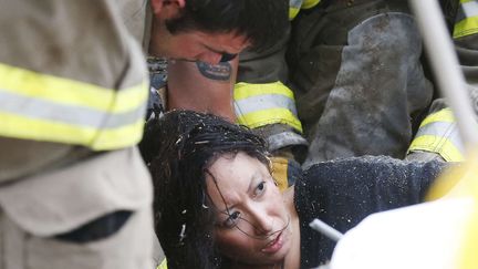 Une jeune femme retrouv&eacute;e dans les d&eacute;combres de l'&eacute;cole &eacute;lementaire Plaza Towers de Moore (Oklahoma).&nbsp; (SUE OGROCKI / AP / SIPA )