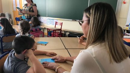 Dans une classe d'une école élémentaire du Val-de-Marne. Photo d'illustration. (MARION KREMP / MAXPPP)