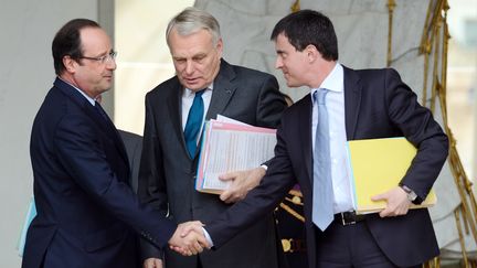 Fran&ccedil;ois Hollande, Jean-Marc Ayrault et Manuel Valls, le 12 juin 2013 sur le perron de l'Elys&eacute;e (Paris). (ERIC FEFERBERG / AFP)