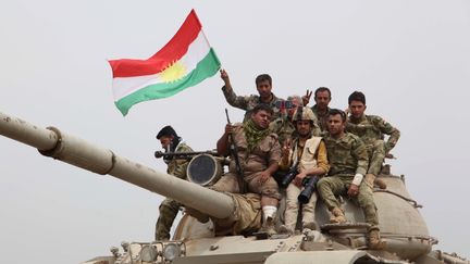 Des soldats Kurdes Peshmergas sur la ligne de front, à 35 kilomètres au sud de Kirkouk, en Irak, en mai 2016. (MARWAN IBRAHIM / AFP)