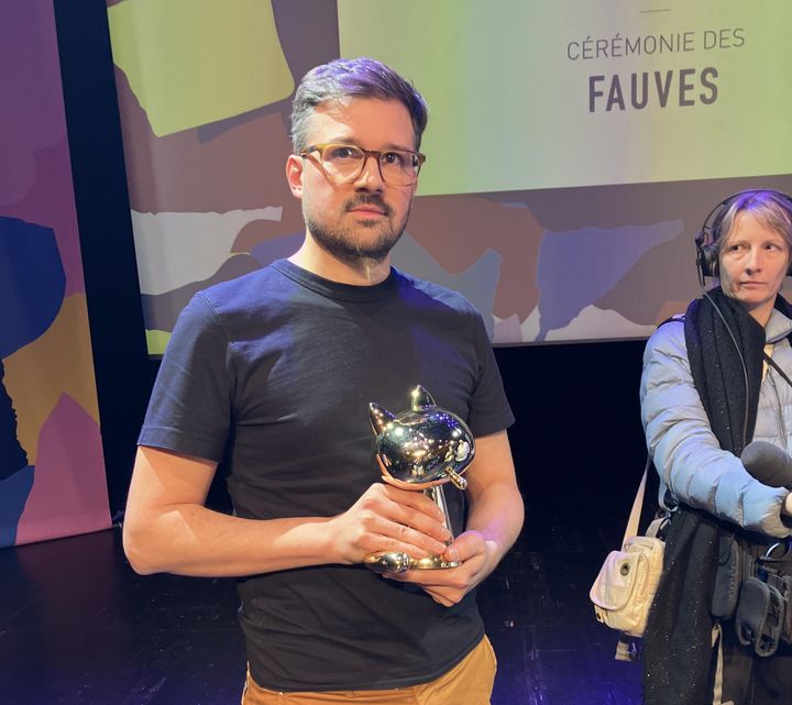 Martin Panchaud reçoit Le Fauve d'or du meilleur album pour "La couleur des choses" au festival de la bande dessinée d'Angoulême, le 28 janvier 2023 (LAURENCE HOUOT / FRANCEINFO CULTURE)