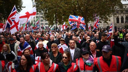 Des milliers de personnes défilent dans les rues de Londres (Royaume-Uni) contre l'immigration et en soutien à Tommy Robinson, un leader d'extrême droite, le 26 octobre 2024. (HENRY NICHOLLS / AFP)