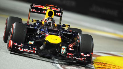 L'Allemand Sebastian Vettel n&eacute;gocie un virage au Grand Prix de Singapour, le 23 septembre 2012. (ROMEO GACAD / AFP)