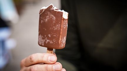 Une glace "Eskimo" de la marque danoise&nbsp;Hansens Is, à&nbsp;Jaegerspris, au Danemark, le 15 juillet 2020. (IDA MARIE ODGAARD / RITZAU SCANPIX / AFP)