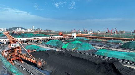 Du charbon stocké sur un navire, le 10 septembre 2023, dans le terminal de Lianyungang, dans la province de Jiangsu, en Chine. (CFOTO / NURPHOTO / AFP)