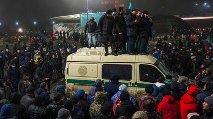 Des manifestants prennent part à un rassemblement contre la hausse des prix de l'énergie à Almaty (Kazakhstan), le 5 janvier 2022.&nbsp; (ABDUAZIZ MADYAROV / AFP)