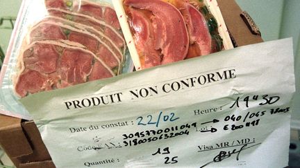 Des barquettes de langue de porc susceptibles d'être à l'origine de l'épidémie de listériose, retirées des étalages dans une grande surface de Rots (Calvados), le 23 février 2000. (MYCHELE DANIAU / AFP)