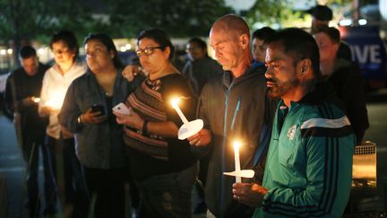 Des habitants de San Diego (Californie, Etats-Unis)&nbsp;rendent hommage aux victimes de la fusillade meurtri&egrave;re &agrave; Orlando (Floride), le 13 janvier 2016. (SANDY HUFFAKER / AFP)