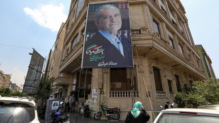 Banderole électorale du candidat réformateur iranien Massoud Pezeshkian à Téhéran, le 26 juin 2024, avant le vote. Ilustration. (RAHEB HOMAVANDI / AFP)