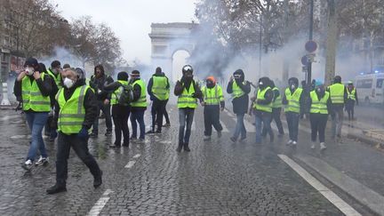 Des casseurs se sont mélés aux "Gilets jaunes" place de l'Etoile à Paris, le 1er décembre 2018. (GILLES GALLINARO / RADIO FRANCE)