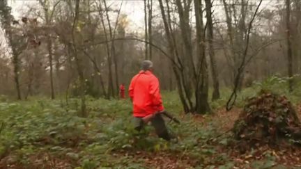 Près d'un million de Français pratiquent la chasse.&nbsp;Une part de la population à ne pas négliger pour les candidats à la présidentielle.&nbsp;Auparavant, de nombreux présidents ont connu des rapports variables avec les chasseurs.&nbsp;Reportage. (FRANCE 3)