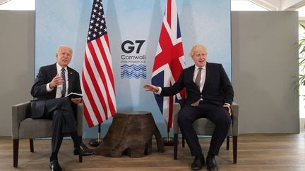 Joe Biden et Boris Johnson lors d'une rencontre avant le sommet du G7,&nbsp;le 10 juin 2021 à Carbis Bay (Royaume-Uni). (ANDREW PARSONS / ANADOLU AGENCY / AFP)