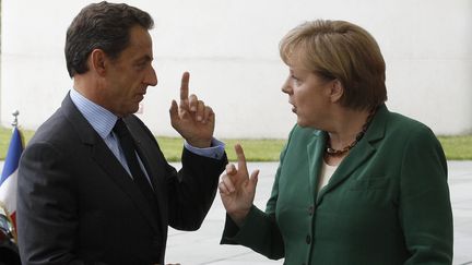 Nicolas Sarkozy et Angela Merkel en pleine explication lors d'un sommet de la zone euro &agrave; Berlin le 20 juin 2011. (TOBIAS SCHWARZ / REUTERS)