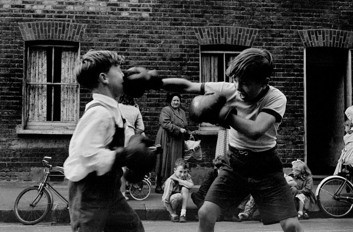 Frank Horvat, Combat de boxe entre enfants, Lambeth, Londres, Angleterre, 1955 (Franck Hortvat)