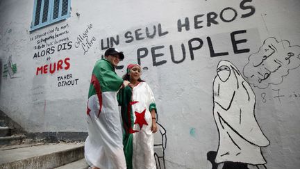 Des manifestants algériens, le vendredi 5 juillet 2019, à Alger.&nbsp; (BILLAL BENSALEM / NURPHOTO)