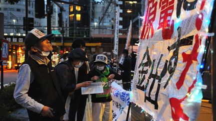 12 mai 2021. Fukushima, Japon. Des manifestants protestent contre la proposition de la compagnie d'électricité de Tokyo (TEPCO) qui a annoncé qu'elle allait rejeter dans l'océan Pacifique plus d'1 million de tonnes d'eau contaminée. (DAVID MAREUIL / ANADOLU AGENCY VIA AFP)