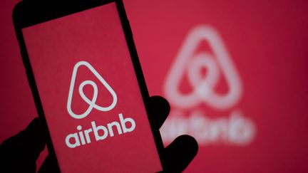 Le logo de la plateforme de location immobilière Airbnb, en 2020 (photographie d'illustration).&nbsp; (ROMAIN LONGIERAS / HANS LUCAS / AFP)