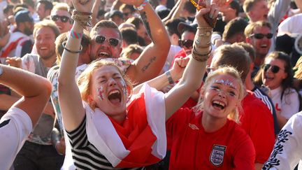 Des supportrices anglaises fêtent un but de&nbsp;leur équipe face à la Croatie, le 11 juillet 2018, à Londres (Royaume-Uni). (SIMON DAWSON / REUTERS)