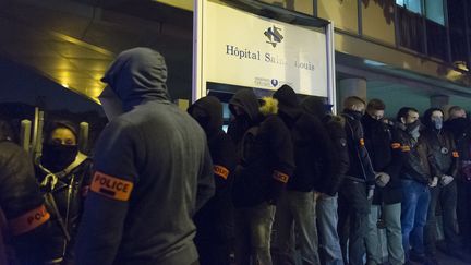 Des policiers protestent devant l'hôpital Saint-Louis, à Paris, le 19 octobre 2016.&nbsp; (GEOFFROY VAN DER HASSELT / AFP)