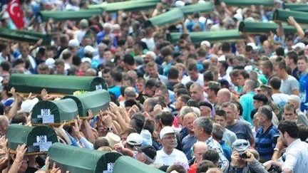 Srebrenica (Bosnie-Herzégovine) : inhumation de 409 victimes dans un cimetière-mémorial créé à l'occasion du 18e anniversaire du massacre.

 (Midhat Poturovic / Anadolu Agency)