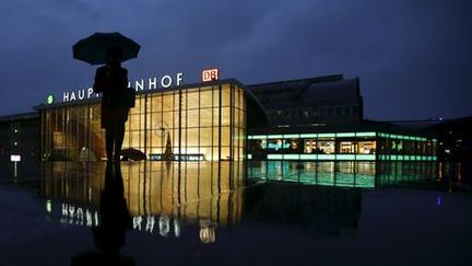 Devant la gare principale de Cologne, non loin de la cathédrale, le 7 janvier 2016... (REUTERS - Wolfgang Rattay)