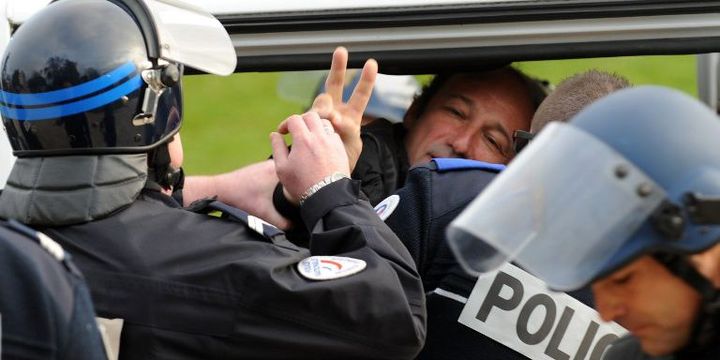 Jean-Noël Etcheverry, alias Txetx, arrêté après des manifestations contre le forage de pétrole et de gaz de schiste, à Pau le 7 avril 2016. Le militant écologiste basque français se définit comme «un artisan de la paix». Il a annoncé le 7 avril 2017 qu'ETA désarmerait le lendemain, confirmant une déclaration du mouvement.  (GAIZKA IROZ / AFP)