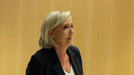 Marine Le Pen arrive à son procès au tribunal de Paris, le 30 septembre 2024. (ALAIN JOCARD / AFP)