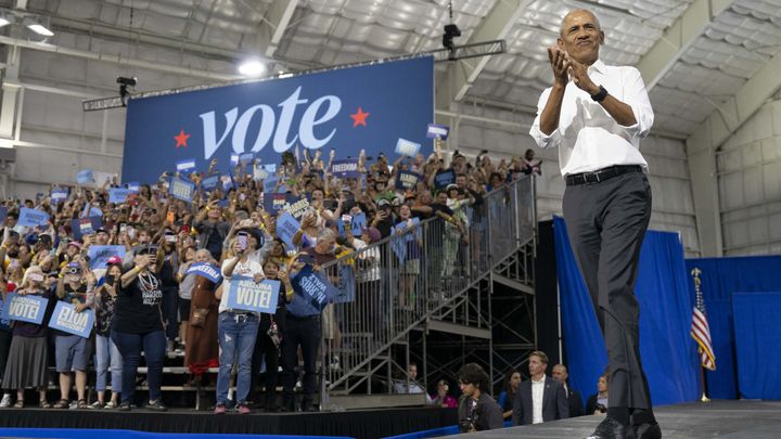 L'ancien président américain Barack Obama, lors d'un rassemblement en soutien à la vice-présidente et candidate démocrate Kamala Harris, le 18 octobre 2024 à Tucson, dans l'Arizona (Etats-Unis). (REBECCA NOBLE / AFP)