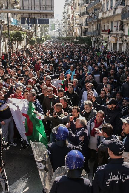 Des manifestants dans les rues d'Alger contre la candidature à un cinquième mandat d'Abdelaziz Bouteflika, le 22 février 2019. (FAROUK BATICHE / DPA)